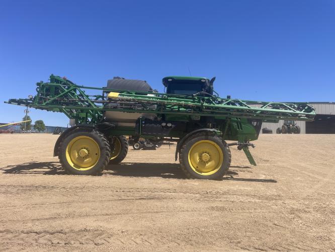John Deere R4044