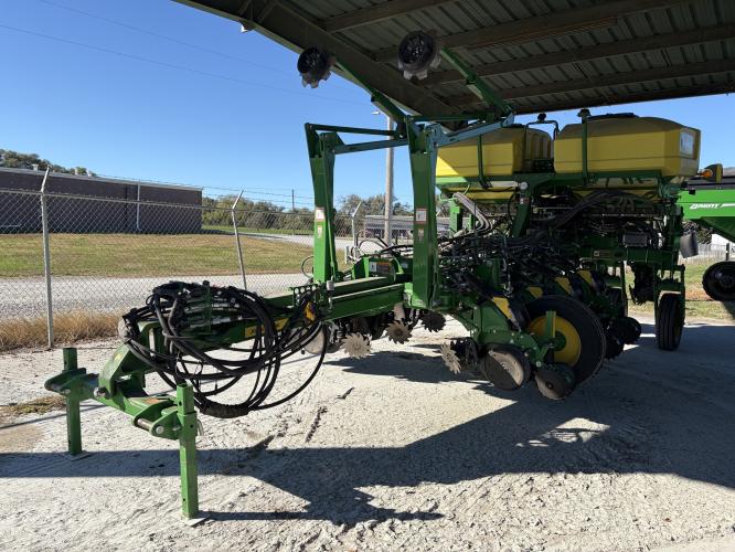 John Deere 1775