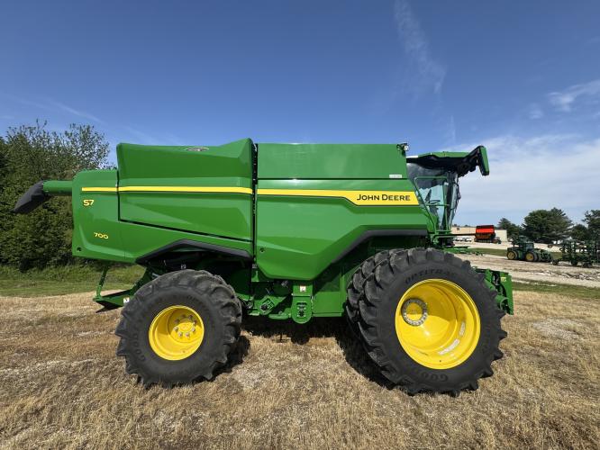 John Deere S7 700