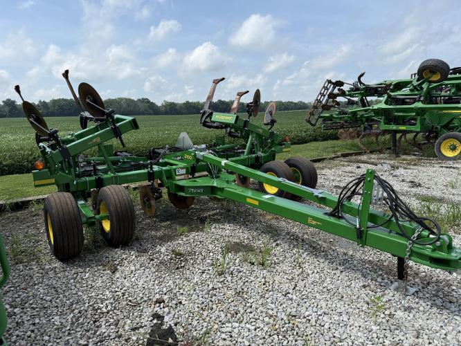 John Deere 2100