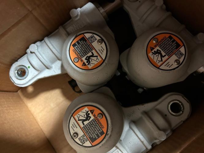 John Deere AA104893-A105601 - INDIVIDUAL ROW HYDRAULIC DOWN FORCE CYLINDER W/ BRACKET