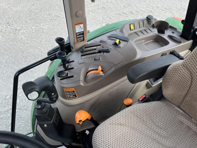 John Deere 6135E