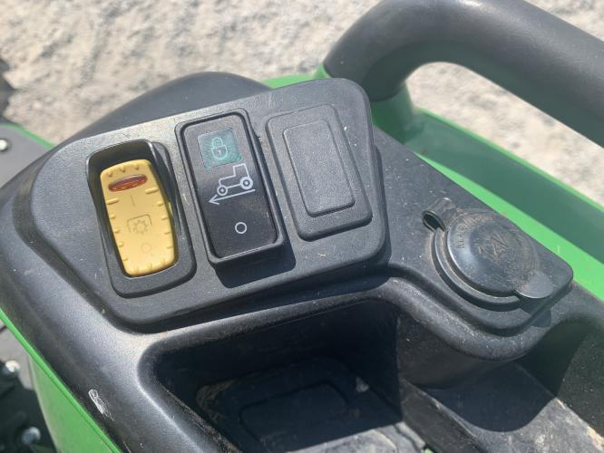John Deere 3038E