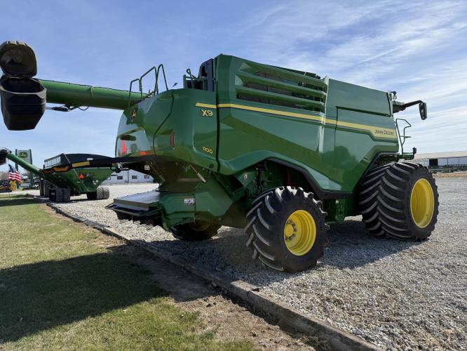 John Deere X9 1100
