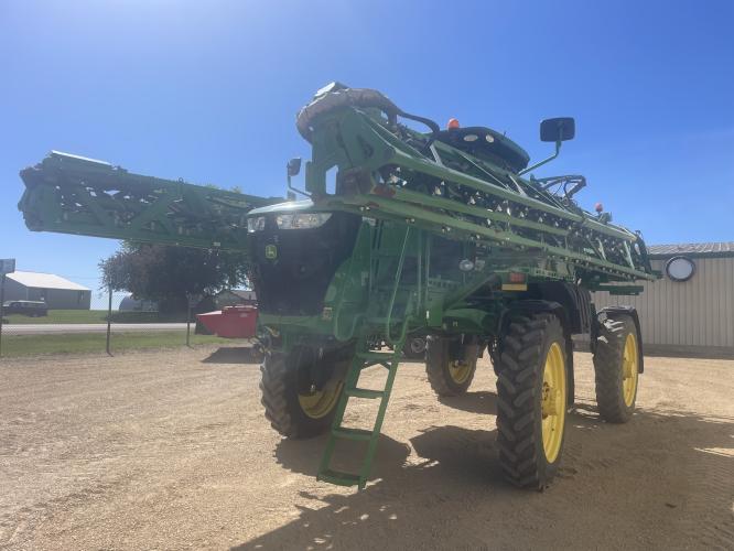 John Deere R4044
