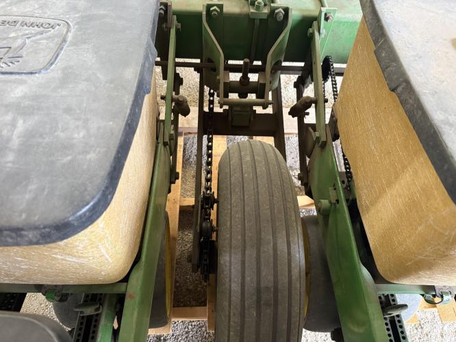 John Deere 7000