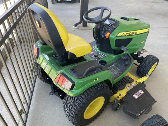 John Deere X738