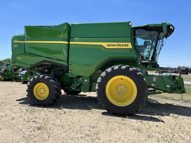 John Deere S7 700