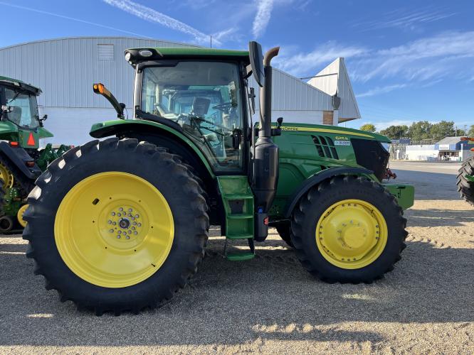 John Deere 6215R