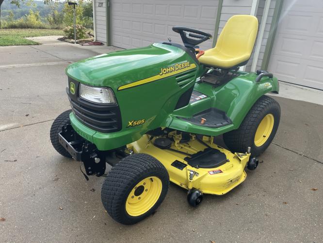 John Deere X585