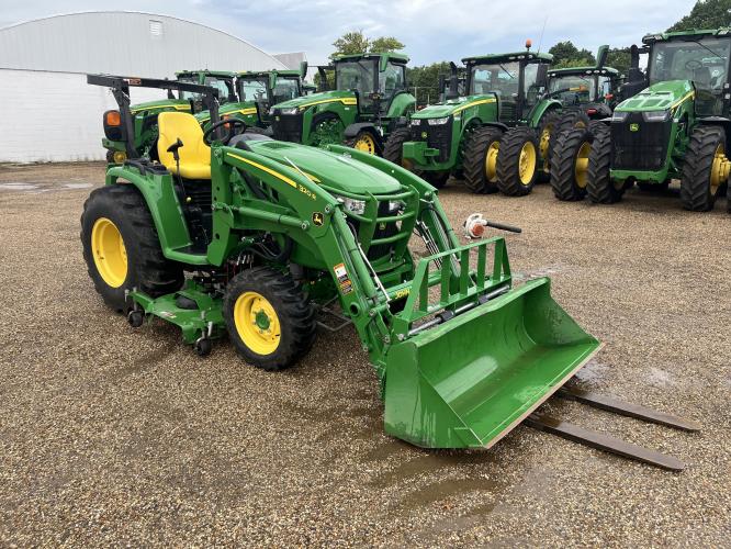 John Deere 3046R