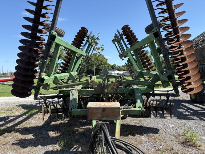 John Deere 637