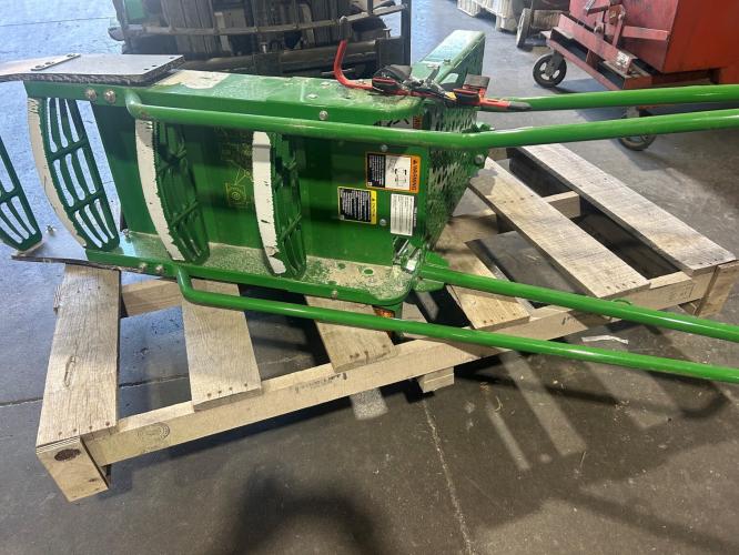 John Deere PIVOTING  LADDER AND LANDING  ATACHMENT FOR S600/S700 COMBINES