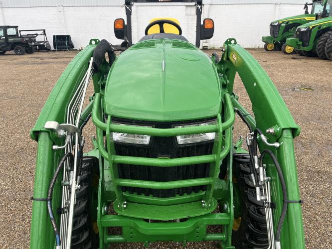 John Deere 3046R