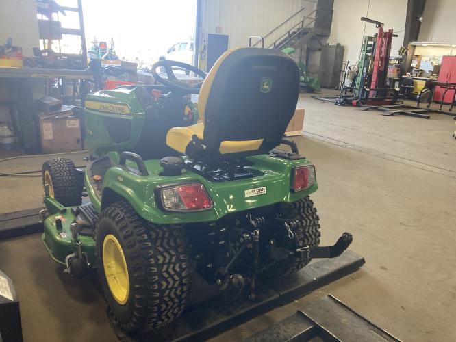 John Deere X738