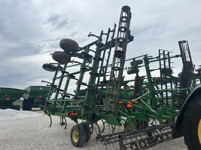 John Deere 2210