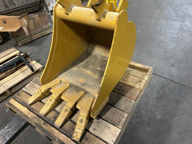 John Deere BYT10966  18" hd BUCKET