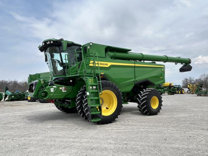 John Deere S7 700