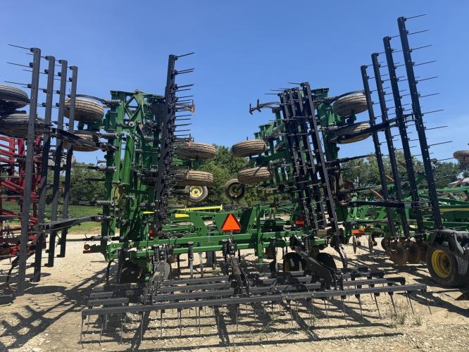 John Deere 2210
