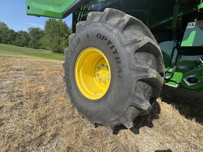 John Deere S7 700