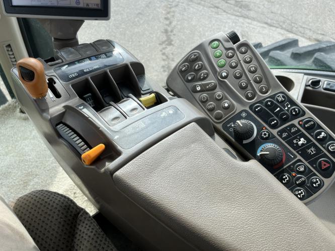 John Deere 8260R
