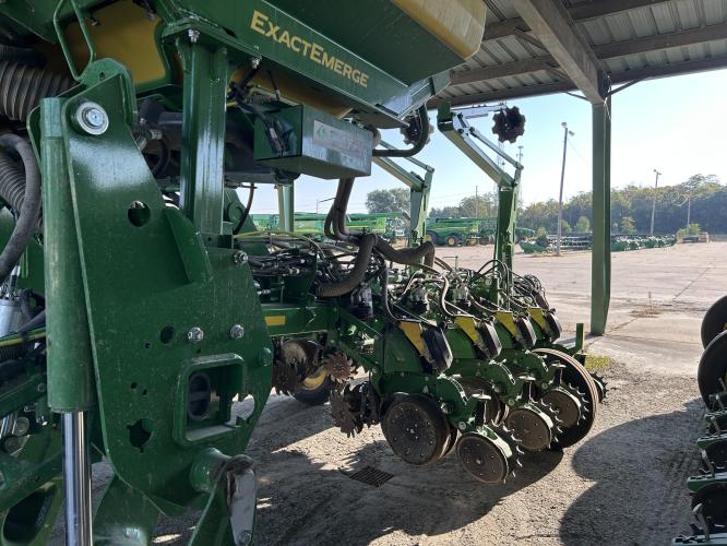 John Deere 1775