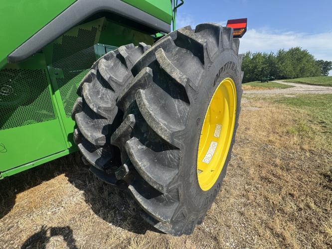 John Deere S7 700