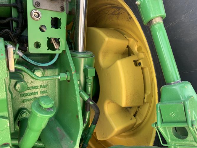 John Deere 8335R