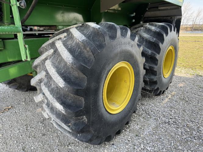 John Deere 345 SPREADER