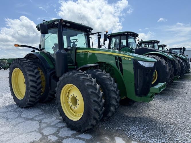 John Deere 8235R