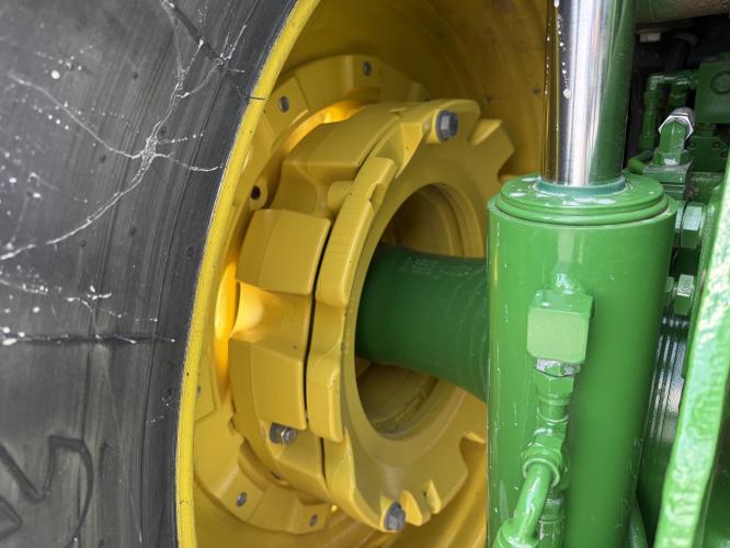 John Deere 8235R