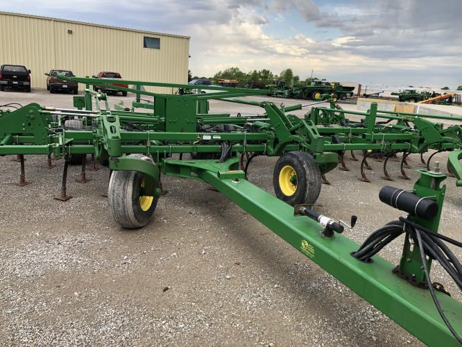 John Deere 2210
