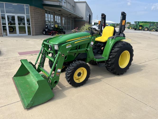 John Deere 3032E