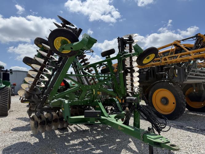 John Deere 2635