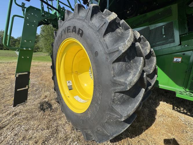 John Deere S7 700