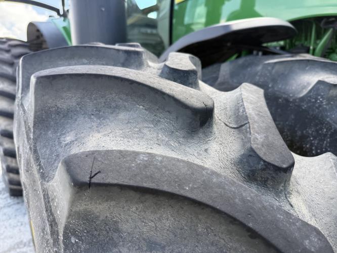 John Deere 8235R