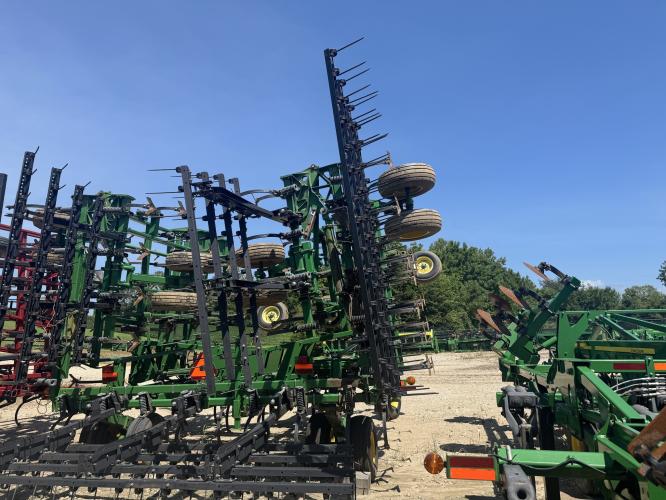 John Deere 2210