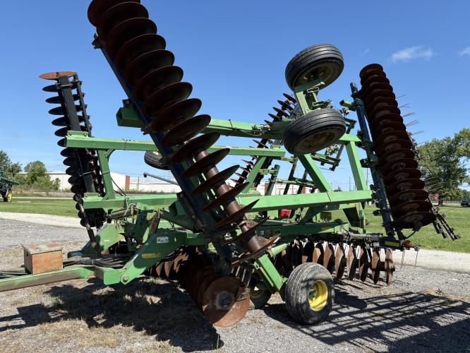 John Deere 637