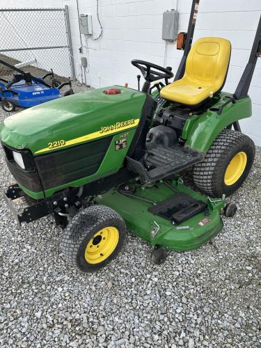 John Deere 2210