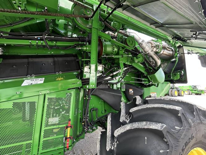 John Deere S7 700