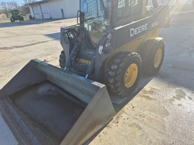 John Deere 324G