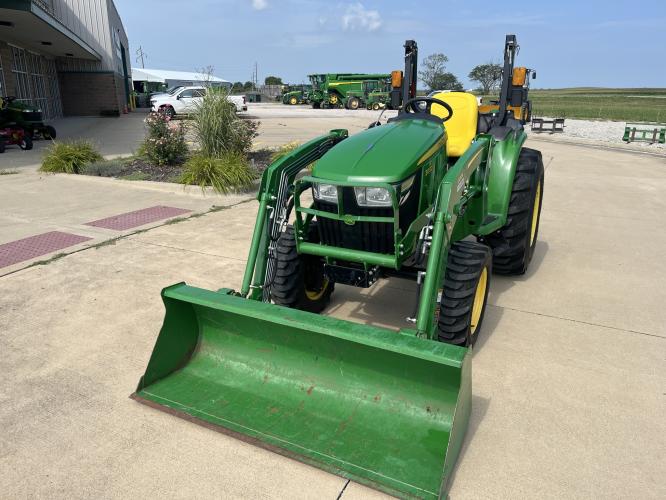John Deere 3032E