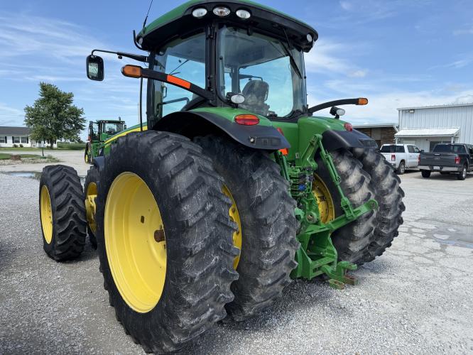 John Deere 8235R