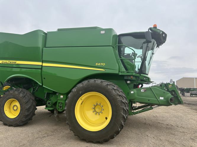 John Deere S670