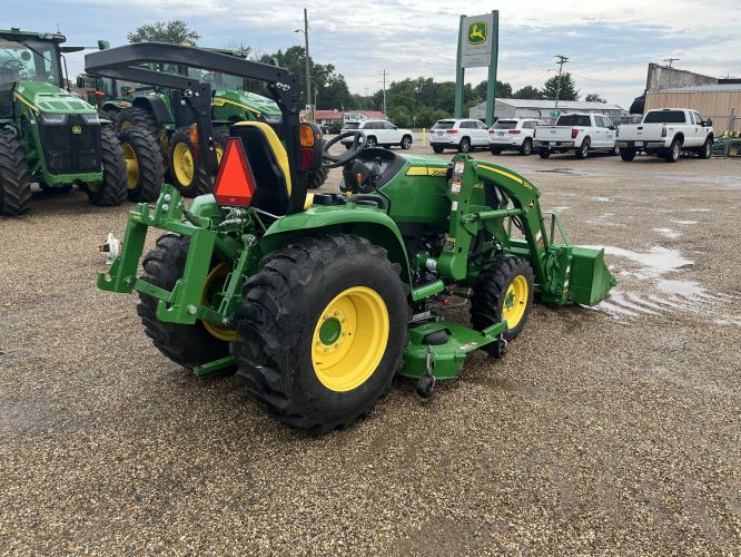 John Deere 3046R