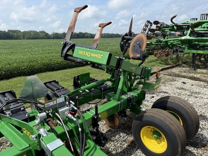 John Deere 2100