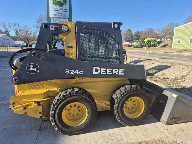 John Deere 324G