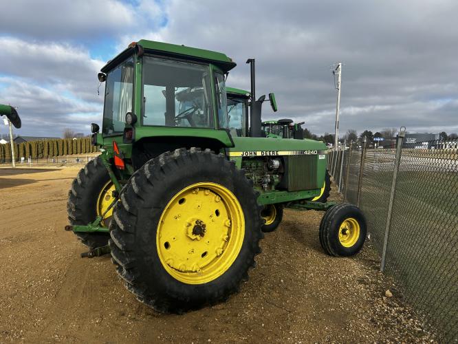 John Deere 4240