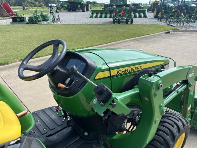 John Deere 3032E