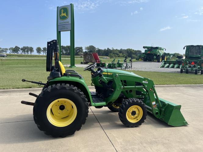 John Deere 3032E